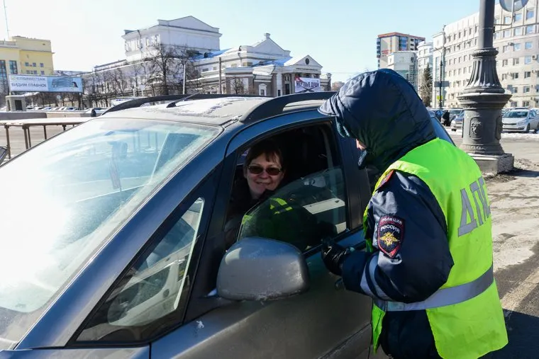 Акция ГИБДД по раздаче пиццы женщинам-водителям к 8 марта. Челябинск, гаи гибдд, женщина-водитель