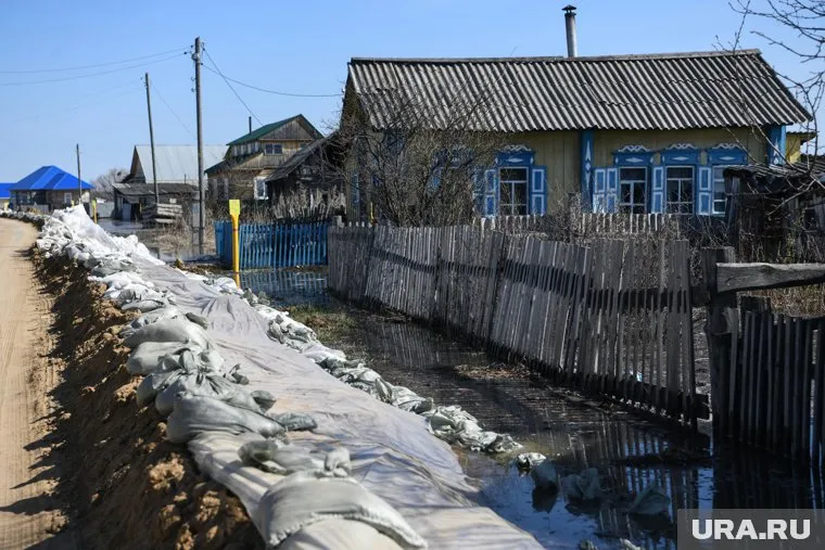От подтопления села Вагайского района могут спасти только дамбы, считает губернатор Моор