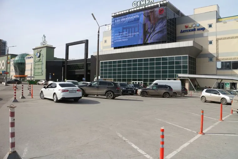 Городской траффик во время нерабочих дней точки съемки понедельник Пермь