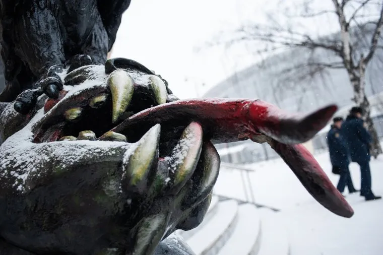 Бетонная скульптура «Черный беркут» у здания Главного управление ФСИН России по Свердловской области. Екатеринбург, клыки, скульптура черный беркут