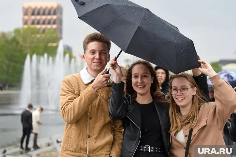 Проливной дождь не помешал шумно отметить выпускной
