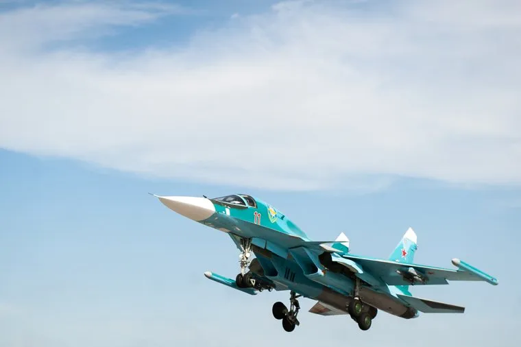 Летно-тактические учения многофункционального истребителя-бомбандировщика СУ-34 на аэродроме Шагол. Челябинск