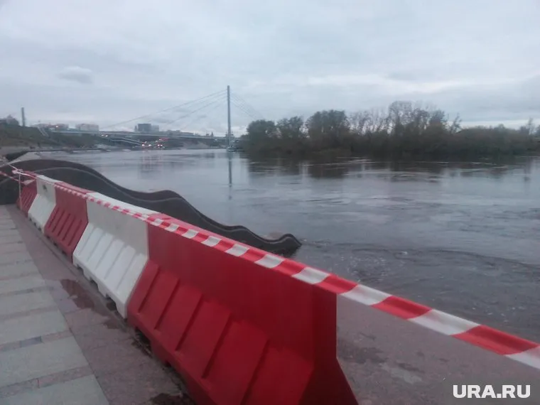 В Тюмени вода подбирается ко второму ярусу Набережной. Спуск к воде перегорожен