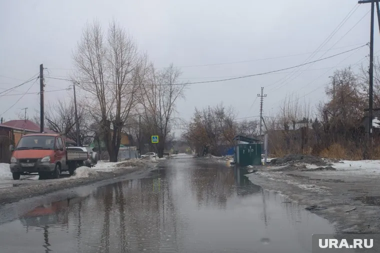 17 марта в Тюмени из-за потепления дороги оказались залиты водой