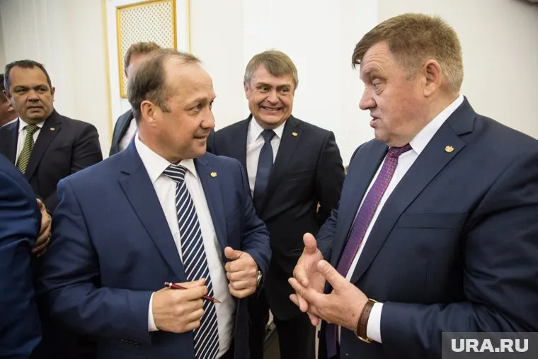 Юрий Батт (слева) обвиняется в превышении должностных полномочий