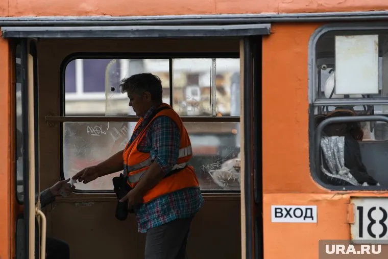 В трамваях не хватает порядка 500 кондуктоов