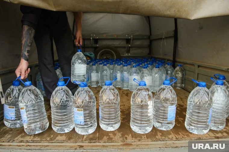 В школы и детсады возят бутилированную воду