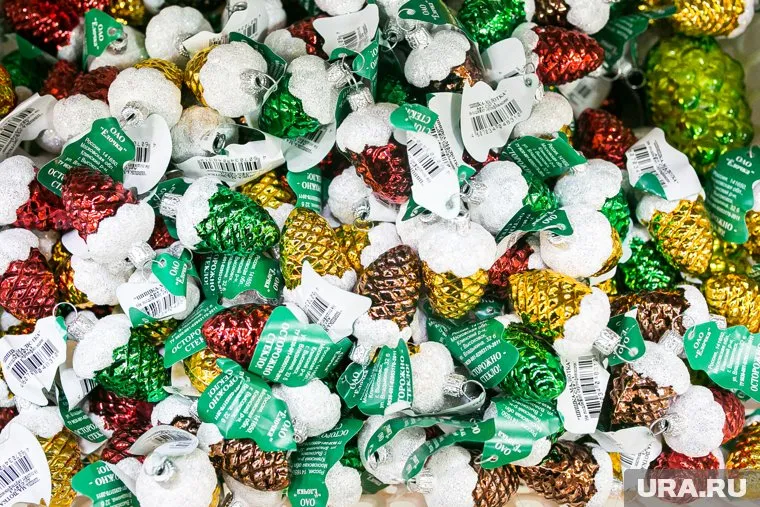 Подростки украли новогодних игрушек почти на 150 тысяч рублей