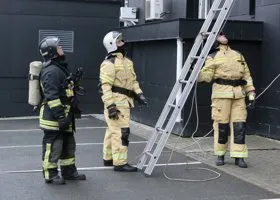 С горящего возле Кольцово завода эвакуировались десятки человек, есть пострадавший