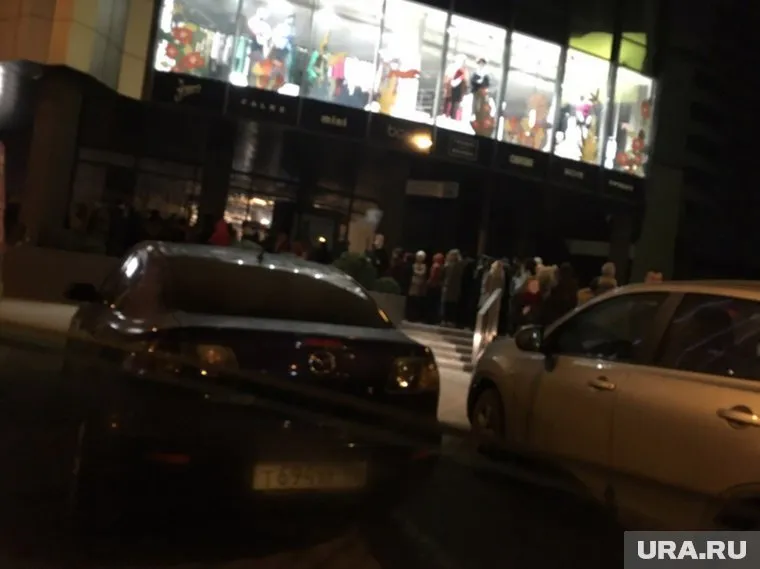 Около шести часов утра очередь уже превышала отметку в 300 человек