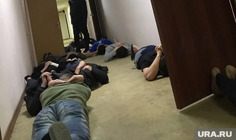 Студенты заявляют, что обыски сопровождались избиением молотком