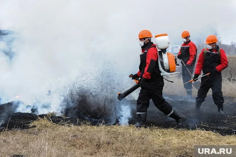 На Ямал стягивают пожарных из других регионов