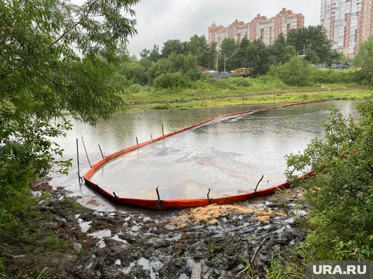 На реке установлены боны для локализации нефтеразлива