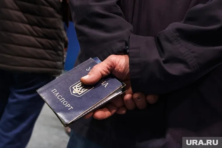 Мужчины в возрасте от 18 до 22 лет начали выезжать с Украины