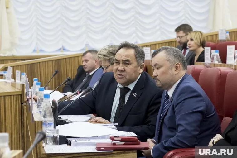 Доходы многих парламентариев уменьшились