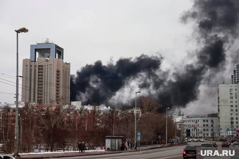 Облако дыма от пожара накрыло сразу четыре многоэтажки