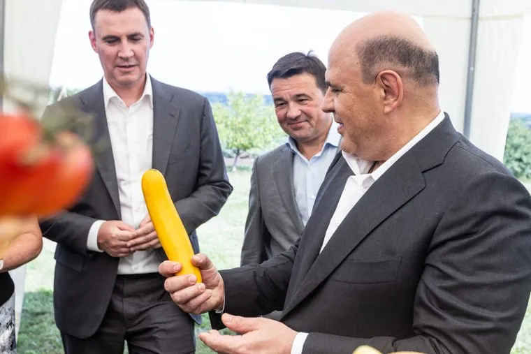 Михаил Мишустин во время посещения агрокомплекса в Кашире. Москва