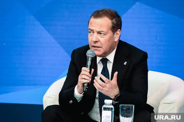 Медведев заявил о жестком контроле мигрантов внутри РФ