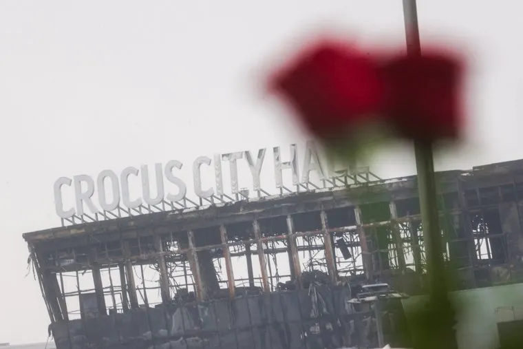 Крокус сити холл днем после террористического акта. Мемориал по погибшим в Крокус сити холле. Москва