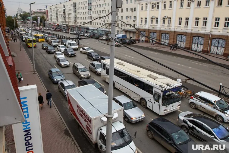 Торможения с использованием стояночного тормоза достаточно для создания аварийной ситуации