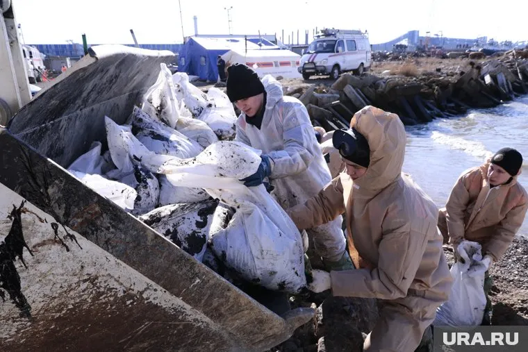 Волонтеры обнаружили мусор, который принесло с территории Турции при уборке мазута