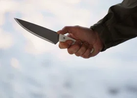 В Надыме местный житель пытался убить знакомого ножом