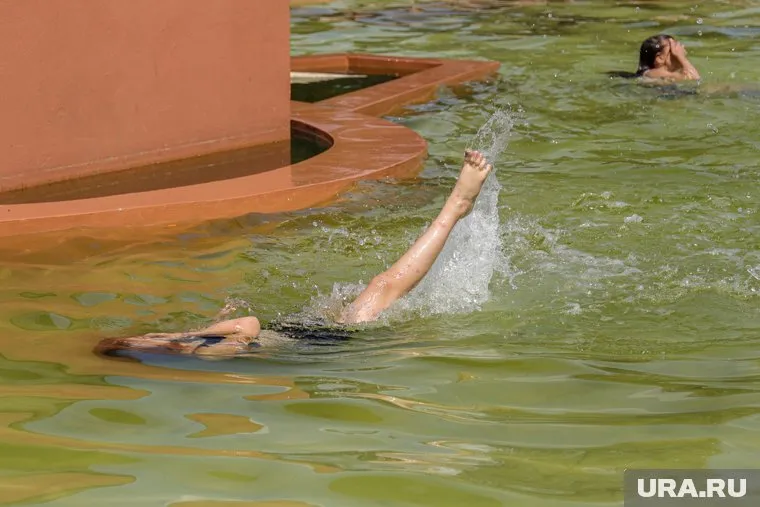 Возле фонтана в Александровском саду тоболяки собираются в купальниках (архивное фото)