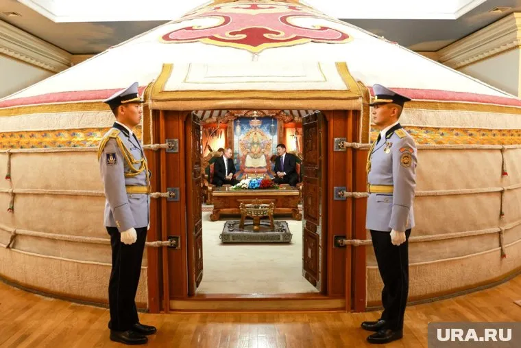 Президент России Владимир Путин и глава Монголии Ухнагийн Хурэлсух провели переговоры в узком составе в юрте