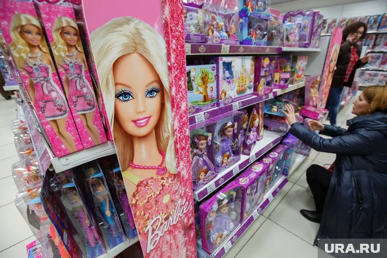 Тюменка в образе куклы не смогла проголосовать, так как перепутала участки