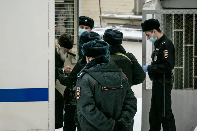 Привоз отца Сергия в Басманный суд. Москва 