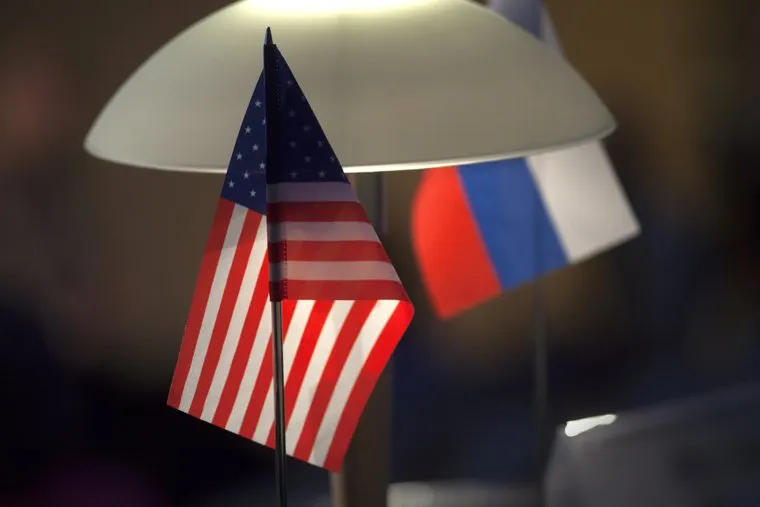 автосалон, противостояние россия и сша, агрессия, злость, ругань, бунт, флаги россия и сша, противостояние россия сша