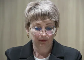 Мама арестованного редактора URA.RU впервые дала интервью: заявления о «взятках», отношениях с дядей, Е1