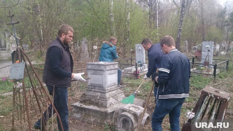 Депутат Гордумы Григорий Вихарев с помощниками приводит в порядок захоронения воинов разных лет