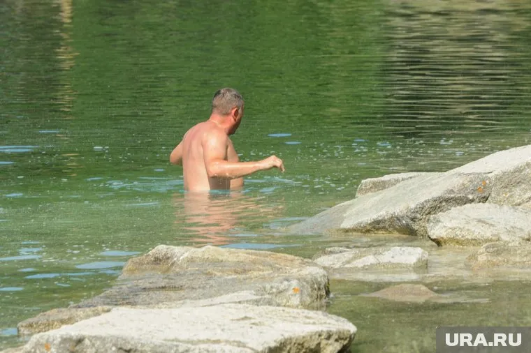 Молодой человек отдыхал в компании на берегу карьера