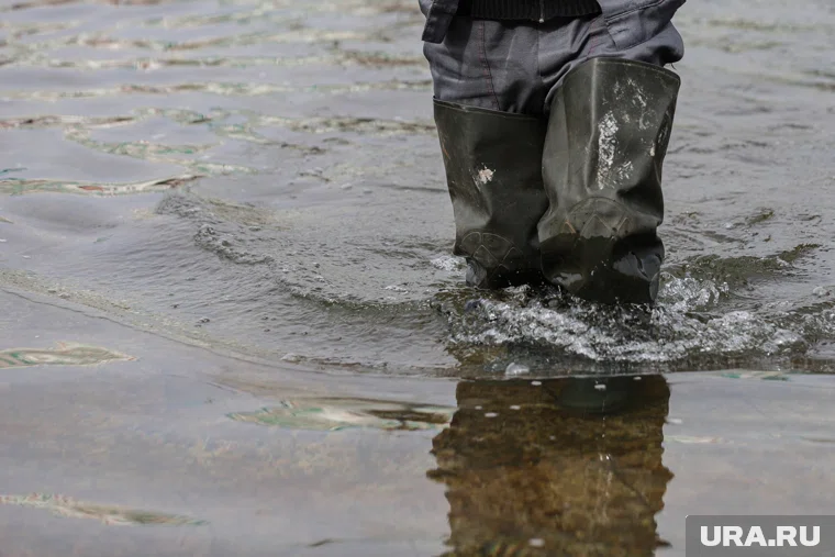 В Центральном Вьетнаме сильные дожди вызвали мощный паводок и многочисленные оползни