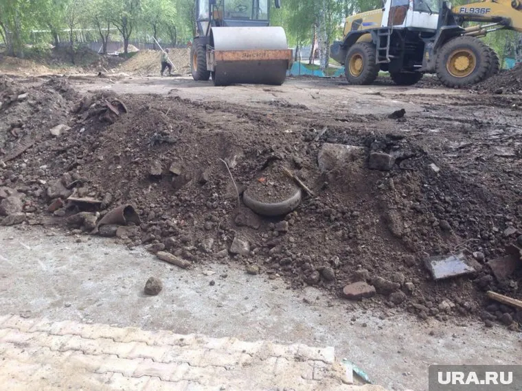 Очевидец сфотографировал момент утрамбовки строительного мусора