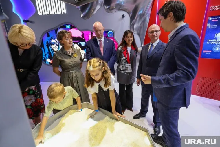 Сергею Кириенко представили интерактивные возможности челябинской экспозиции