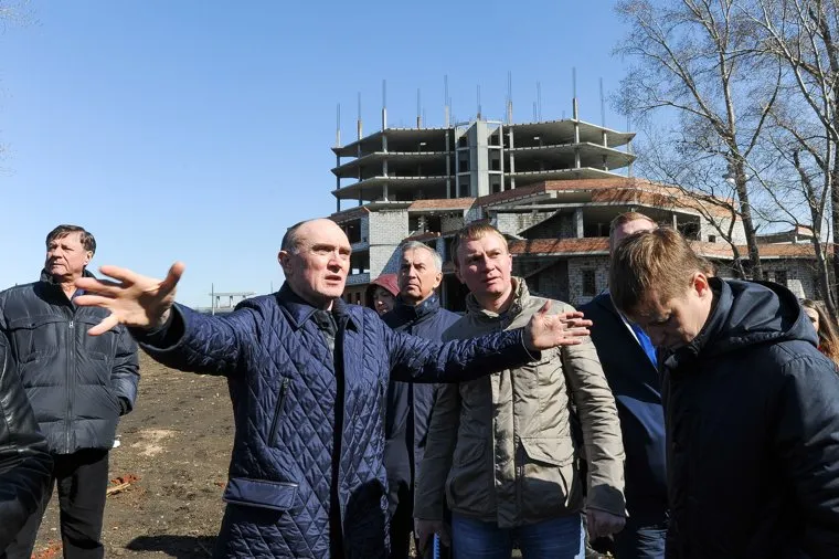 Обход Борисом Дубровским мест строительства конгресс-холла к саммитам ШОС и БРИКС на набережной реки Миасс возле цирка. Челябинск, тупикин виктор, передерий виталий, недострой, дубровский борис, слободской владимир, жест двумя руками, строящееся здание