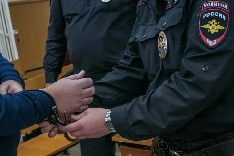 Приговор Михаилу Ерихову. Курган, наручники, арест, задержанный, полиция