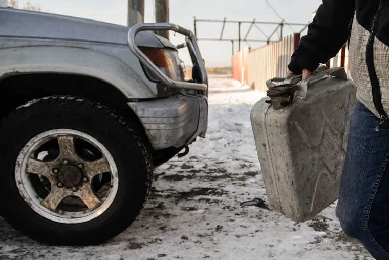Егерь охотничьего хозяйства "Коклан" Ихтиандр Шарипов и дорога через камыши. Челябинская область, бензин, заправка, топливо, канистра