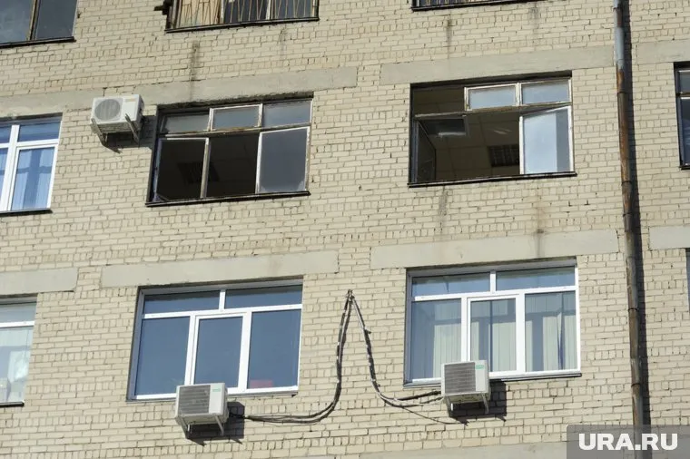 Ребенок выпал из окна квартиры на втором этаже