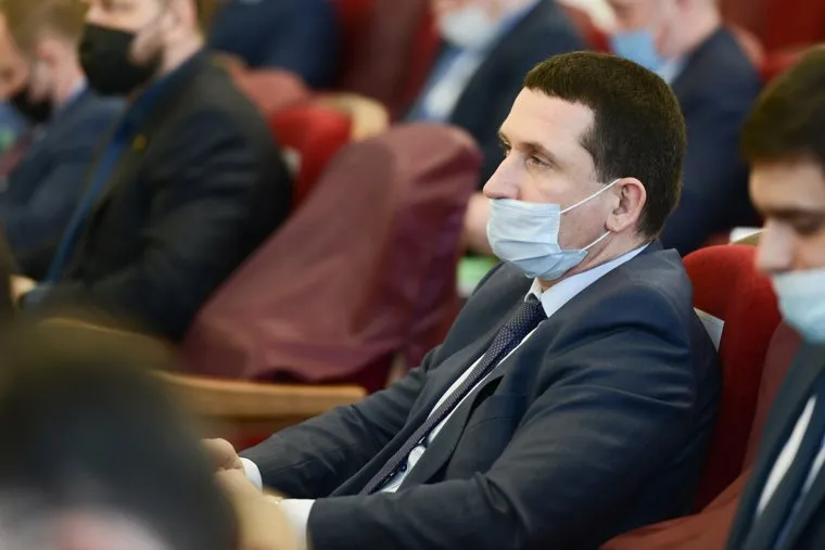 Депутаты в масках на Законодательном собрании. Челябинск