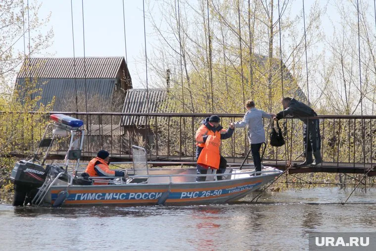 МЧС перевозило жителей на лодках и «ТРЭКОЛах»
