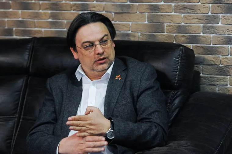 Заседание Сигарного клуба на тему: «Какие изменения нужно внести в облик города накануне саммитов ШОС И БРИКС?». Челябинск, смирнов михаил, жест руками