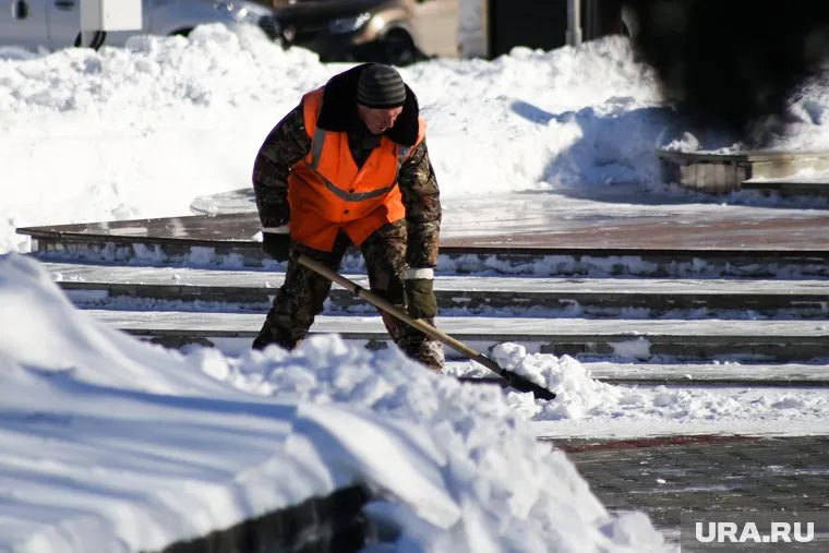 Власти планируют убрать снег в микрорайоне Вороновка в третьей декаде марта (архивное фото)