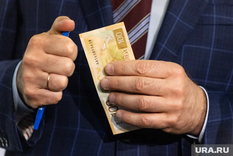 100-рублевая купюра лежала среди игрушек в детском отделе магазина