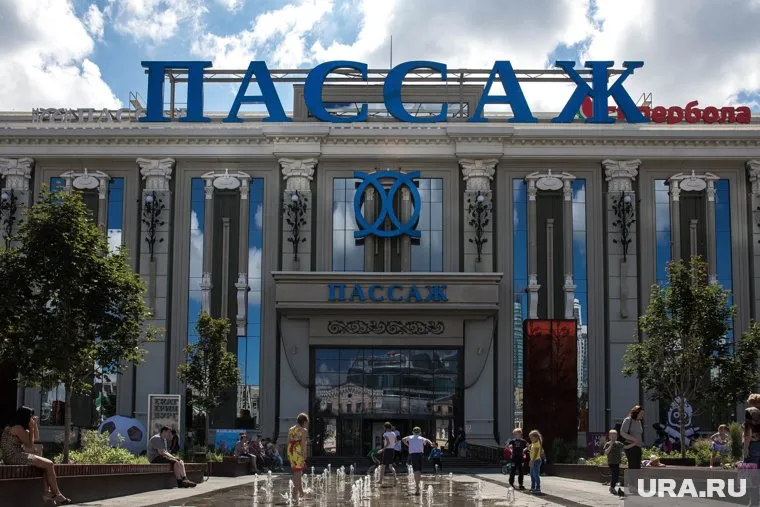 Люди подрались через дорогу от «Пассажа»