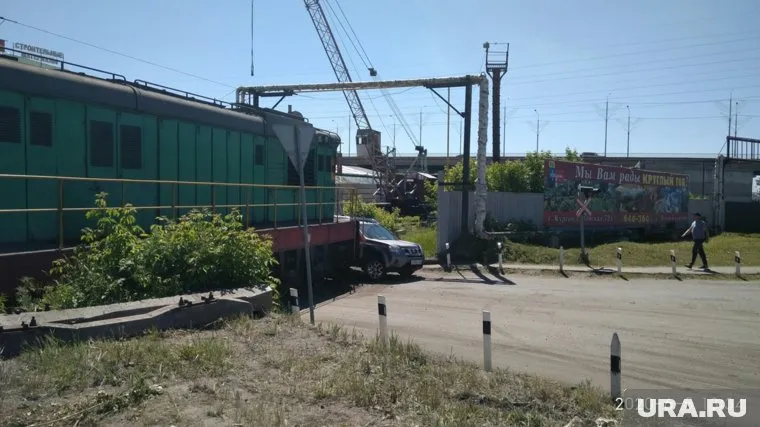 В Кургане столкнувшиеся тепловоз и внедорожник перекрыли движение