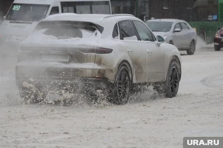 После метели дорожники в Салехарде не убрали снег вовремя