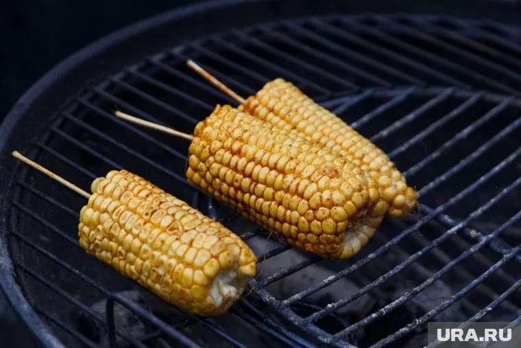 На гриле можно приготовить кукурузу